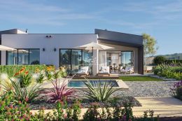 Neu gebaute Villa mit Gemeinschaftspool und Blick auf den Golfplatz nahe Silves